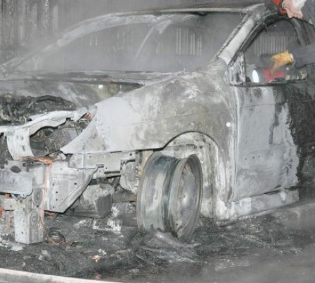 Două autoturisme au ars, pe strada Soveja
